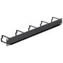 Sort DeLock kabelstyringspanel til 19″ rack set skråt forfra med kabelbøjler monteret langs panelet.