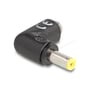 DeLock 90° DC-adapter med 5,5 x 2,5 mm han- og hunstik set skråt, med hanstikkets metalspids tydelig.