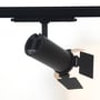 Sort 30 W 3-faset DALI-dæmpbar skinnespot set bagfra på skinnen med klapperne slået ud omkring lampen.