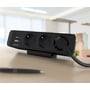 Deltaco OFFICE On-desk strømudtag med 3 stikkontakter og 2 USB-porte, viser tilslutningskablet og C-klemmen på et træskrivebord.