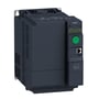 Schneider Electric ATV320 frekvensomformer 5,5kW 3x400V, vist fra siden med blæser og frontpanel med knapper og display på mørk baggrund.