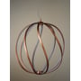 Elegant loftlampe i antik messing finish med hvide LED-ringe, rund i formen og ophængt i en tynd ledning.
