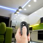 V-TAC LED-dæmperens fjernbetjening betjenes i et lyst køkken med tændt LED-belysning.
