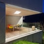 V-TAC LED-panel monteret i træloftet over en terrasse med spiseplads om aftenen.