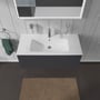 Duravit L-Cube vaskeskab i grafit mat, vist ovenfra med hvid porcelænsvask, krom vandhane og tophåndtag.