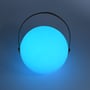 Den opladelige RGB LED-bordlampe lyser blåt med sit buede håndtag mod en mørk baggrund.