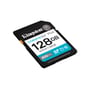 Kingston Canvas Go Plus Gen4 SDXC-kort på 128 GB set skråt forfra med sort kort, turkis og hvid etiket og 200 MB/s.