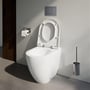 Forkromet LAUFEN Niara toiletpapirholder med låg monteret ved siden af et toilet på et badeværelse.