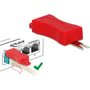 DeLock RJ45 Secure Clip i rød viser dens funktion til at beskytte RJ45 stik, monteret på et netværkskabel.