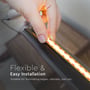 Demonstration af V-TAC LED strip fleksibilitet og nem installation langs en kant.