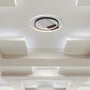 Den dekorative V-TAC loftlampe monteret på et moderne, opdelt hvidt loft.