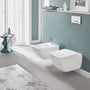 Villeroy & Boch 9221 Viconnect E300 vægtryk monteret på en turkis væg over et toilet og ved siden af et bidet.