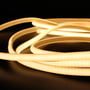 Detaljeret billede af LEDlife HiCri Neon COB RA95 LED strip, der viser den tætte placering af dioder og den ensartede lysfordeling.