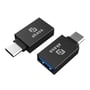 Sort Akasa USB 3.2 Gen 2-adapter ses fra to vinkler med både Type-A-hunport og Type-C-hanstik synlige.