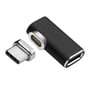 MicroConnect magnetisk USB-C-adapter med 90° vinkel set skråt, med sort adapterhus, metalramme og løst USB-C-stik.
