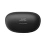 Lukket, rundt JVC opladeretui til Gumy True Wireless høretelefoner i sort finish, med JVC logo centreret på låget.