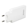 Hvid Deltaco USB-C-vægoplader på 67 W ses skråt bagfra med stikben og trykte specifikationer.
