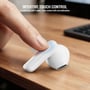 En finger berører en hvid 4smarts SkyBuds Air-øretelefon, der viser headsettets touchbetjening.
