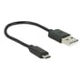 Sort kabel med USB-A-stik og et mindre stik, vist sammen med Delock digital-til-analog-lydconverter.