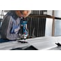 Bosch GGS 18V-20 ligesliber bruges til præcisionsslibning af en metalplade på et værksted.
