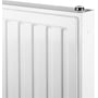 Nærbillede af toppen af Purmo VR21 lodret panelradiator, viser ventil og en del af den profilerede front i hvid.
