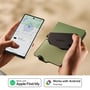 Chipolo CARD trackerkort i charcoal vises ved en pung, mens en telefon finder dens placering på et kort.