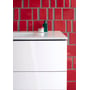Duravit L-Cube vaskeskab med to hvide skuffer, dekoreret med en lille rød-hvid dåse og grøn flaske på hvid bordplade, baggrund af røde firkantede fliser.