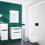 Villeroy & Boch ViConnect E300 betjeningsplade monteret ved et væghængt toilet i et badeværelse med grøn væg.