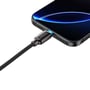Det sorte 4smarts ScreenCord USB-C-kabel er sat i en smartphone, og det flettede kabel ses tæt ved stikket.