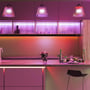 Køkkenmiljø med V-TAC RGB LED stribelys monteret under skabe, der skaber lilla og orange lys.