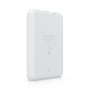 Bagsiden af Ubiquiti UniFi Travel Router Long-Range set skråt med produktmærkning, symboler og nulstillingsknap.