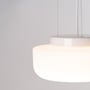 Ifö Electric Solenne Pendel 360 i hvid med mat opal glas og to E27 fatninger, viser den elegante lyskilde.