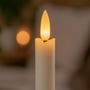 Nærbillede af toppen af et LEDlife LED stearinlys, der viser den realistiske, flakkende flammeeffekt.