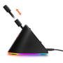 Sidevisning af Deltaco Gaming mouse bungee med en mus tilsluttet og museledningen ført gennem armen.