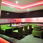 Indendørs rum oplyst med V-TAC RGB LED stribelys i rød og grøn, der skaber stemning i restaurant.