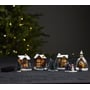 Star Trading Birmingham julelandsby med 4 LED-huse og figurer, belyst med varmt hvidt lys og dækket af sne.