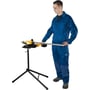Rems Maskinholder 3B med en person i blå arbejdsdragt, der håndterer en REMS Curvo rørvikler på en tripod-fod.