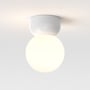 Astro Lighting Lyra loftlampe set nedefra med rund, lysende skærm og hvid porcelænsfatning.
