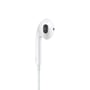 Nærbillede af et højre Apple EarPod med USB-C, der fremhæver dets pasform i øret og den integrerede højtalergrill.