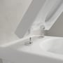 Villeroy & Boch 4687-toiletsædet er løftet, og hængslerne mellem sæde og toilet ses tæt på.