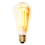Nielsen Light dråbeformet LED-pære med gyldent glas isoleret på hvid baggrund, viser detaljer af filamenterne.