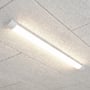 V-TAC LED-armatur på 120 cm lyser monteret på et loft og spreder varmt lys i rummet.