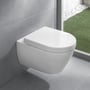 Villeroy & Boch Subway 2.0 væghængt toiletskål monteret på grå flisevæg, set skråt forfra i et badeværelse.
