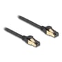 Nærbillede af de afskærmede guldbelagte RJ45-stik på et sort DeLock Cat.6A netværkskabel.