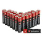 En pakke med 24 Verbatim alkaline AA batterier arrangeret i en vifteformet formation på hvid baggrund.
