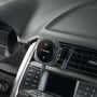 Nærbillede af Verbatim Charge 'n' Drive Qi2 magnetisk biloplader, monteret i bilens instrumentbræt med USB-kabel tilsluttet.