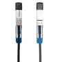 Nærbillede af enderne på et Deltaco 100G QSFP28 passivt kabel, der viser QSFP28-stikkene med blå udløserarme.