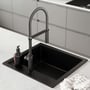 Lavabo Jupiter 50 sort kompositkøkkenvask monteret i en lys bordplade, set skråt med høj sort vandhane.