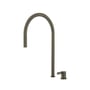 Lavabo Alkymist 787 RS køkkenarmatur i mørk bronze, set forfra med hele C-tuden og god luft omkring.