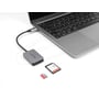 DeLock-kortlæseren til SD- og Micro-SD-kort er tilsluttet en bærbar computer med kortene ved siden af.